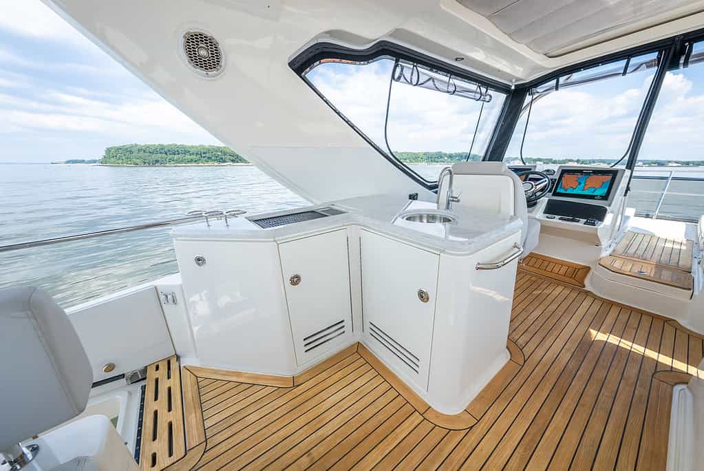 sea amber, sea ray 590, interior photography, web file 74